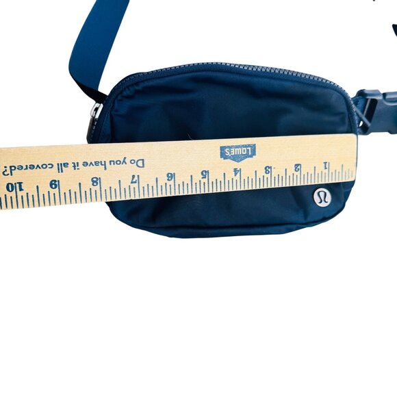 Lululemon Bag Women's Everywhere Navy Nylon Inner Pocket Zip Adjustable Belt - Picture 3 of 8